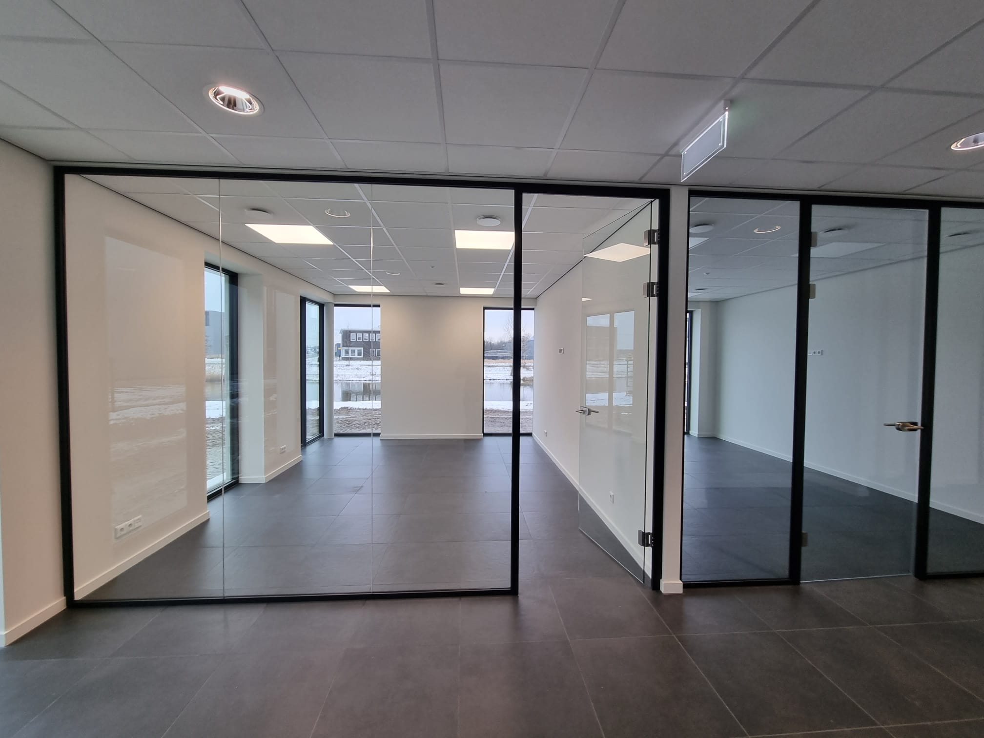 Schoon opgeleverde kantoorruimte met glazen wanden